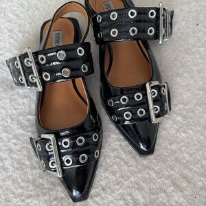 STEVE MADDEN PATENT BUCKLE FLATS.